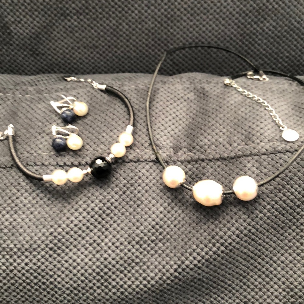 Leather and pearls set